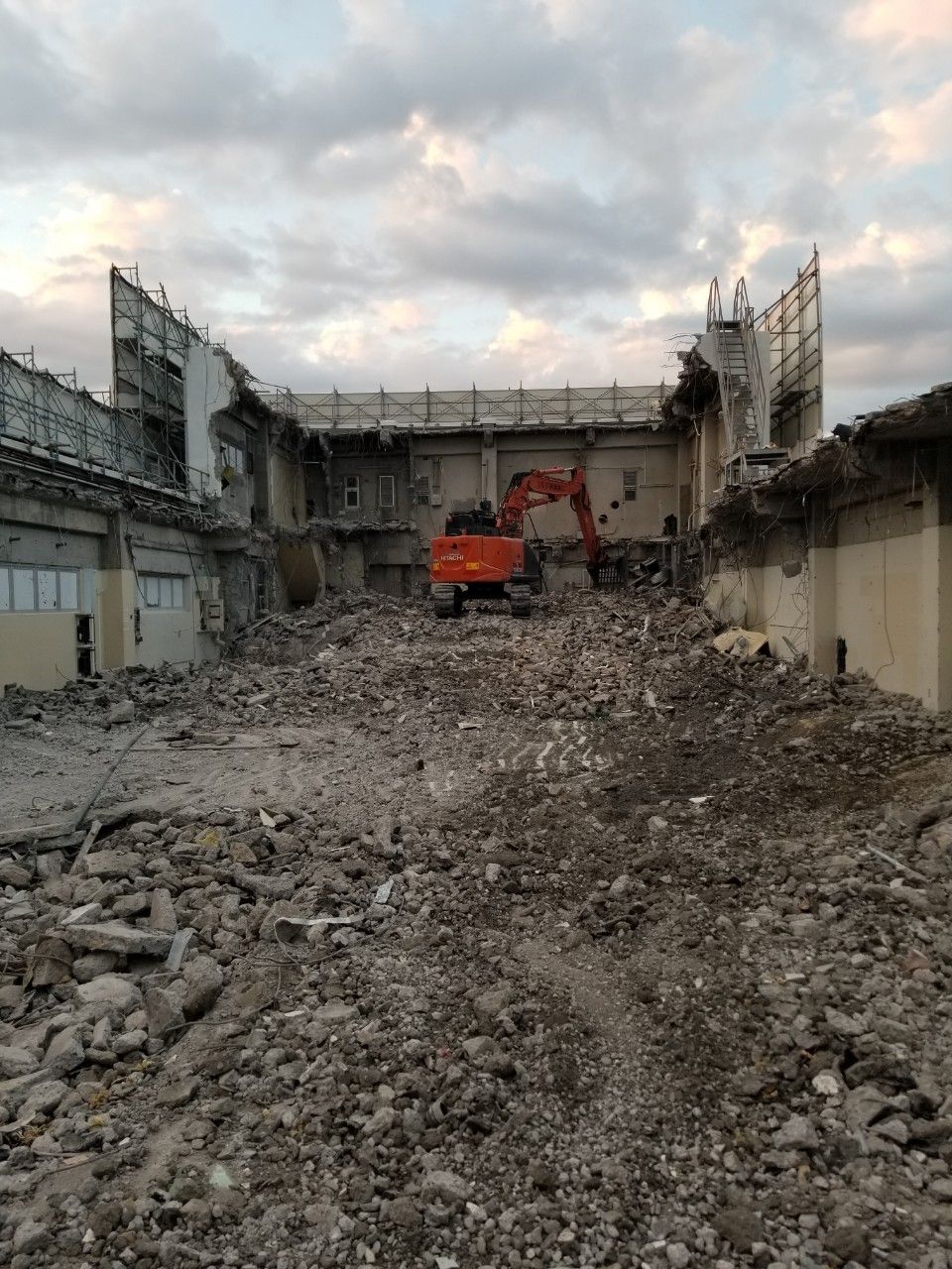 RC造5階建て 解体工事の現場写真
